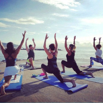 Groupe-Yoga-plage-Sitges- Groupe-Yoga-plage-Sitges-